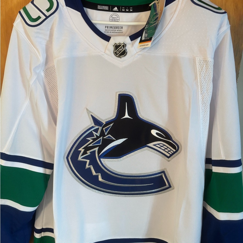 NWT Vancouver Canucks Away Jersey - Size 54
